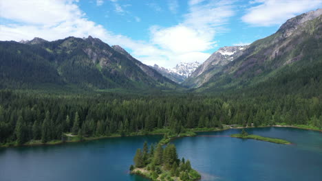 Ruhige-Drohnenaufnahmen-Eines-Bergsees,-Der-In-Den-Himmel-Aufsteigt-Und-Die-Berglandschaft-Offenbart