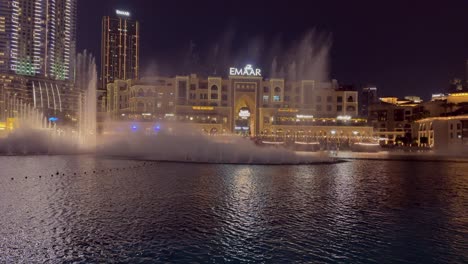 Espectáculo-De-Chorro-De-Agua-Iluminado-Por-La-Noche-En-El-Lago-Burj-Khalifa,-Dubai