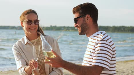 Feliz-Pareja-Bebiendo-Champán-En-La-Playa-De-Verano.-Concepto-De-Ocio,-Relaciones-Y-Personas.-Feliz-Pareja-Bebiendo-Champán-En-La-Playa-De-Verano.