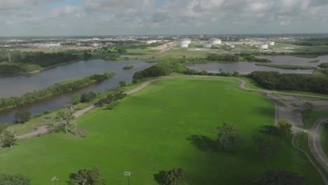 Un-Dron-Sobrevuela-El-Parque-Walter-Hall-En-League-City,-Texas