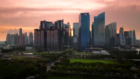 Lebendiger-Sonnenuntergangshimmel-Hinter-Der-Skyline-Von-Singapur-Vom-Marina-Bay-Area