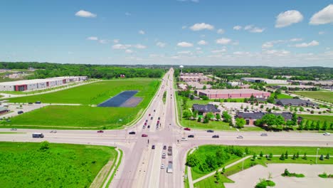 Vista-Aérea-De-Una-Intersección-Muy-Transitada-En-Sussex,-Wisconsin