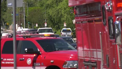 Camiones-De-Bomberos-En-La-Escena---Calles