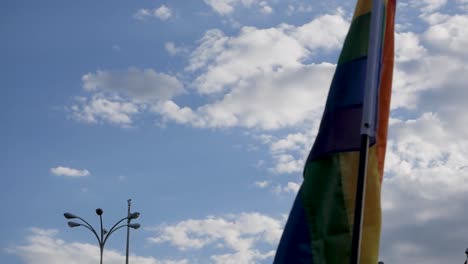 Bandera-Del-Arcoíris-Moviéndose-Y-Ondeando-Suavemente,-Simbolizando-Orgullo-Y-Unidad.