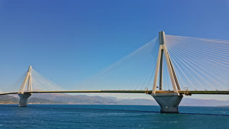 Erstaunliche-Seitenansicht-Der-Rio-Brücke-An-Einem-Wunderschönen-Sonnigen-Tag-Mit-Blauem-Himmel-In-Griechenland,-Statische-Aufnahme,-Kopierraum