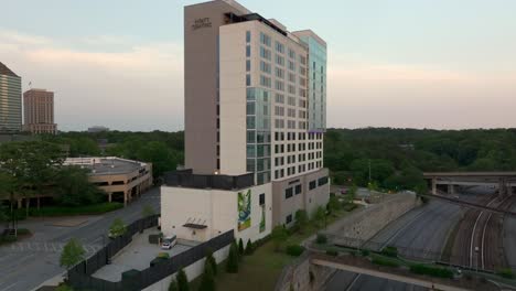 Vista-Panorámica-Del-Exterior-Del-Edificio-Del-Hotel-Hyatt-Centric-Por-La-Noche-En-Buckhead,-Atlanta