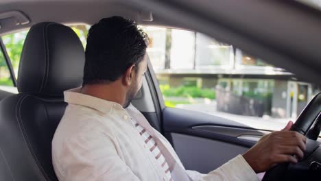 Hombre-Indio-Sonriente-O-Conductor-Conduciendo-Un-Coche.-Concepto-De-Transporte,-Seguridad-Y-Personas-Hombre-Indio-Sonriente-Feliz-O-Conductor-Abrochándose-El-Cinturón-De-Seguridad-En-El-Coche