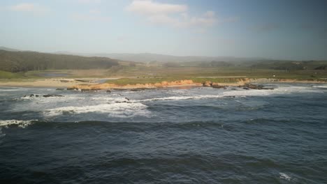 Imágenes-Aéreas-Tomadas-Con-Un-Dron-Sobre-La-Playa-Estatal-De-Pescadero,-En-La-Península-Del-Norte-De-California