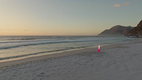 Drohnenaufnahme-Eines-Rosa-Spiegels-Bei-Einem-Wunderschönen-Sonnenuntergang-Am-Strand-Von-Noordhoek