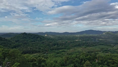 Paisaje-Forestal-Escénico-En-Tailandia-Con-Un-Dron-Aéreo-Ascendiendo