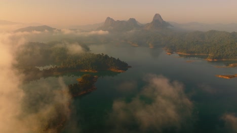 Imágenes-Aéreas-En-4k-De-Pequeñas-Islas-Y-Montañas-En-El-Parque-Nacional-De-Kao-Sok-Durante-El-Amanecer,-Tailandia,-Asia