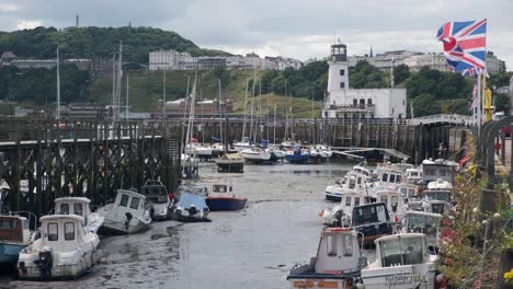 Aufnahmen-Vom-Hafen-Von-Scarborough,-North-Yorkshire-An-Einem-Sommertag.-Im-Hafen-Laufen-Boote-Und-Menschen-Herum