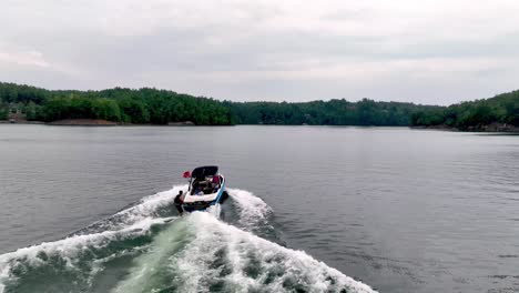 Wakesurfen-Am-Lake-James,-NC,-North-Carolina-Lake-James,-North-Carolina,-28.-Juli