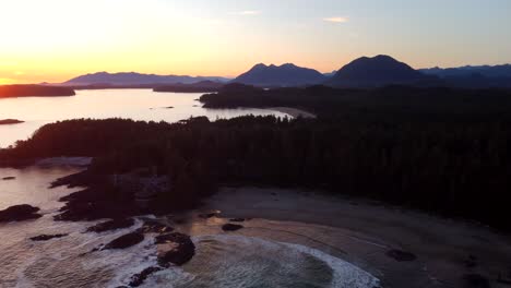 Costa-Del-Pacifico-De-Tofino,-Isla-De-Vancouver,-Canadá,-Paisaje-Del-Atardecer,-Vista-Aérea