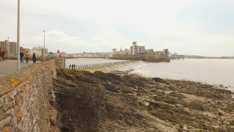 La-Gente-Visita-El-Monumento-Histórico-De-La-Isla-Knightstone-En-Weston-Super-Mare,-Inglaterra,-Reino-Unido.