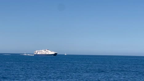 Crucero-En-Ferry-Por-Las-Cristalinas-Aguas-Azules-Del-Mediterráneo-Frente-A-La-Costa-De-Mallorca-Bajo-Un-Cielo-Despejado