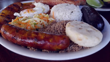 Schwenk-über-Traditionelles-Herzhaftes-Mittagessen-Auf-Teller-Im-Restaurant-In-Bogota