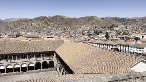 Paisaje-Urbano-Histórico-Con-Tejados-De-Terracota-Y-Arcos