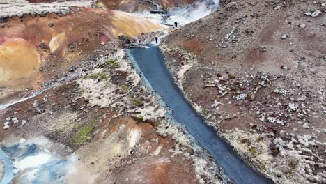 La-Plataforma-De-Observación-Ofrece-Un-Punto-De-Observación-Seguro-Y-Emocionante-Desde-El-Cual-Presenciar-El-Impresionante-Flujo-Y-Poder-De-Las-Aguas-Termales.