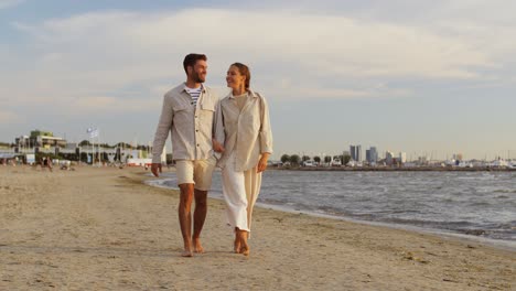 Glückliches-Paar,-Das-Am-Sommerstrand-Entlang-Spaziert.-Sommerferien-Und-Menschenkonzept.-Glückliches-Paar,-Das-Am-Strand-In-Tallinn,-Estland-Spaziert