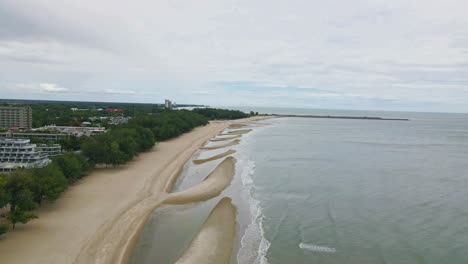 Cha-Am-Strand-Mit-Hochfliegender-Drohne-In-Thailand