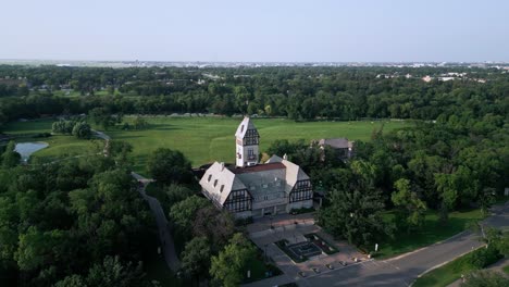 Vista-Aérea-Del-Pabellón-Del-Parque-Assiniboine-Con-Arquitectura-Tudor-En-Winnipeg