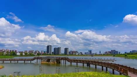 Paisaje-Aéreo-Del-Horizonte-De-La-Ciudad-Moderna,-Edificios-De-Oficinas-Comerciales-En-El-Distrito-Financiero-Al-Amanecer,-Apartamento-Residencial-Cerca-Del-Río-Y-El-Puente