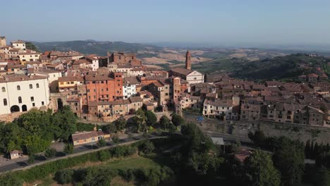 Edificios-Antiguos-E-Históricos-De-La-Ciudad-De-Montepulciano,-Toscana,-Italia,-Vistos-Desde-Un-ángulo-Aéreo-Cercano-Con-Dron