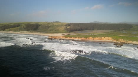 Imágenes-Aéreas-Tomadas-Con-Un-Dron-Sobre-La-Playa-Estatal-De-Pescadero,-En-La-Península-Del-Norte-De-California