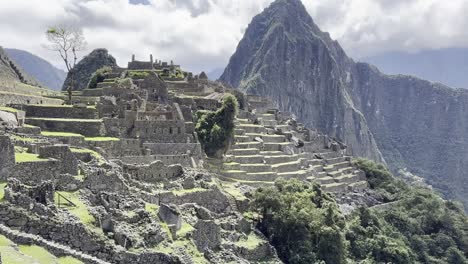 Machu-Picchu,-Enchanting-Incan-ruins-nestled-in-the-Andes