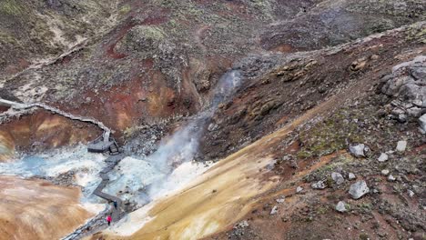 Die-Luftaufnahme-Des-Geothermiegebiets-Seltun-Südlich-Von-Reykjavik-Zeigt-Die-Einzigartige-Geologie-Der-Gegend-Mit-Dampfenden-Heißen-Quellen-Und-Fumarolen,-Die-Ein-Farbenfrohes-Mosaik-Bilden.