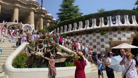 Touristen-Erkunden-An-Einem-Sonnigen-Tag-Den-Park-Güell-In-Barcelona-Mit-Lebendiger-Architektur-Und-üppigem-Grün