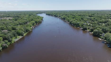 Toma-De-Gran-Angular-Que-Captura-El-Río-Mississippi-Con-Un-Denso-Bosque-A-Ambos-Lados-En-Minnesota,-EE.-UU.