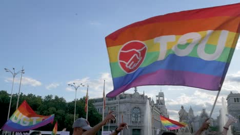 Aufnahmen-Der-UGT-Union-Pride-Flagge,-Die-Das-Leuchtende-UGT-Logo-Mit-Im-Wind-Wehenden-Pride-Farben-Zeigt-Und-Solidarität-Und-Gleichheit-Symbolisiert