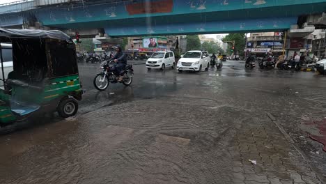 Se-Ven-Vehículos-De-Pasajeros-Arrastrados-Por-Las-Fuertes-Lluvias