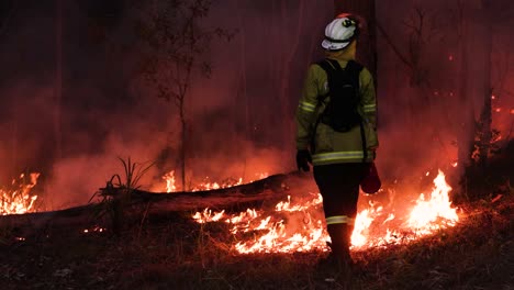 Reducción-De-Riesgos-De-Incendio-Mediante-Iluminación-Para-Bomberos,-Quema-Para-Controlar-La-Carga-De-Combustible-Del-Incendio,-Mount-Coot-tha