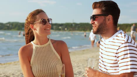 Feliz-Pareja-Bebiendo-Champán-En-La-Playa-De-Verano.-Concepto-De-Ocio,-Relaciones-Y-Personas.-Feliz-Pareja-Bebiendo-Champán-En-La-Playa-De-Verano.