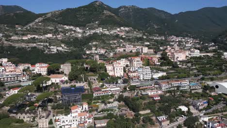 Imágenes-De-Drones-De-Ravello,-Italia,-En-La-Costa-De-Amalfi,-Que-Revelan-Las-Montañas-Detrás-De-La-Ciudad