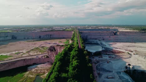 Thornton-Quarry-Geteilt:-Eine-Eisenbahn-Durch-Einen-Geologischen-Giganten