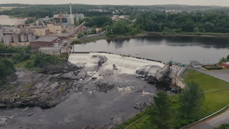 Presa-Del-Río-Magog-En-La-Ciudad-De-Sherbrooke,-Quebec,-Canadá