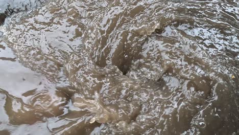 Regenwasser,-Das-In-Den-Abfluss-Gelangt