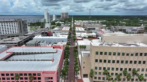 Rückwärts-Drohnenaufnahme-über-Der-Innenstadt-Von-Fort-Myers,-Florida-Bei-Hellem-Tag