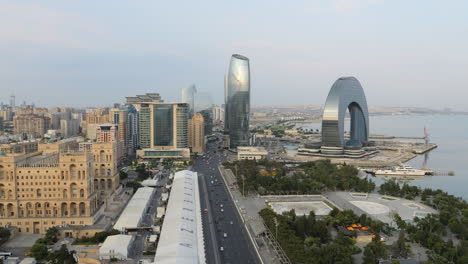 Statische-Luftaufnahme-Des-Baku-City-Circuit-Und-Der-Wolkenkratzer-Am-Kaspischen-Meer