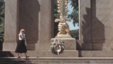 Una-Mujer-Visita-El-Monumento-Conmemorativo-De-La-Segunda-División-De-Infantería-De-La-Primera-Guerra-Mundial-En-La-Década-De-1950