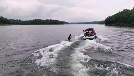 Vista-Aérea-De-Un-Surfista-Subiendo-Al-Lago-James-En-Carolina-Del-Norte