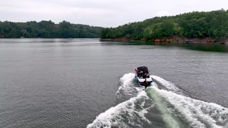 Wakesurfing-Luftaufnahme-Hinter-Einem-Boot-Auf-Dem-Lake-James-NC,-North-Carolina-Lake-James-NC,-28.-Juli-2024