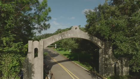 Vista-Aérea-Que-Se-Aleja-De-La-Entrada-Principal-Del-Parque-Walter-Hall-En-League-City,-Texas.