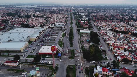 Statische-Aufnahme-Bei-Sonnenuntergang-Der-Avenida-Huehuetoca,-Einer-Der-Hauptstraßen-Der-Gemeinde-Cuautitlan-Izcalli-Im-Bundesstaat-Mexiko,-Am-Stadtrand-Von-Mexiko-Stadt-Gelegen