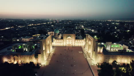 Registan-Platz,-Samarkand,-Nachts-Beleuchtet