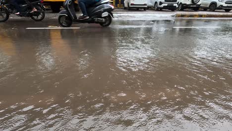 Auf-Der-Einen-Seite-Fließt-Schlechtes-Regenwasser